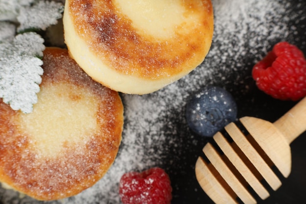 Buñuelos de requesón con bayas de frambuesa Desayuno tradicional Comida sabrosa y saludable