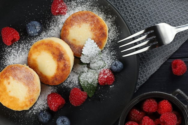 Buñuelos de requesón con bayas de frambuesa Desayuno tradicional Comida sabrosa y saludable