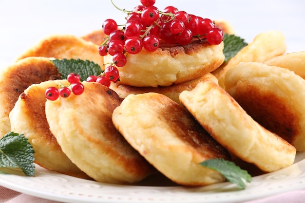 Buñuelos de requesón con bayas en primer plano de la placa