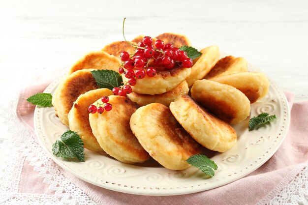 Buñuelos de requesón con bayas en primer plano de la placa