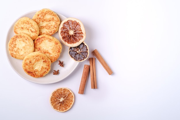 Buñuelos de requesón. Humor de desayuno de Navidad con anís y canela sobre blanco