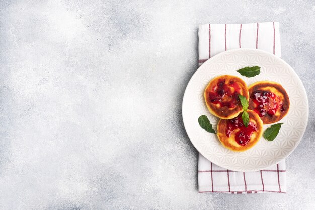 Buñuelos de requesón con mermelada de arándanos.