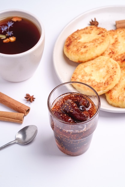 Buñuelos de requesón con mermelada de higos y té aromático negro caliente, humor de desayuno de Navidad