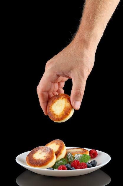 Foto buñuelos de requesón en un plato con bayas