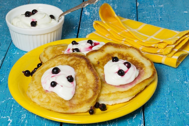 Buñuelos con salsa de nata y bayas para el desayuno