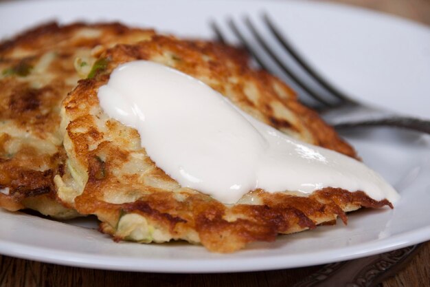 Buñuelos de verduras de calabacín con perejil y eneldo closeup