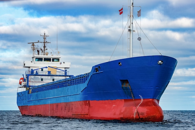 Buque de carga azul amarrado en agua del mar Báltico