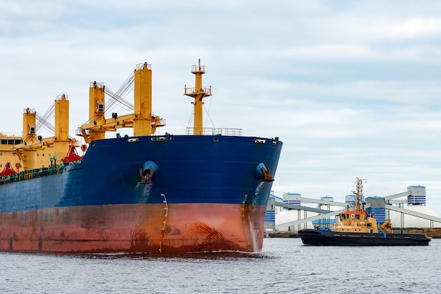 Foto buque de carga azul entrando en el puerto de riga, europa