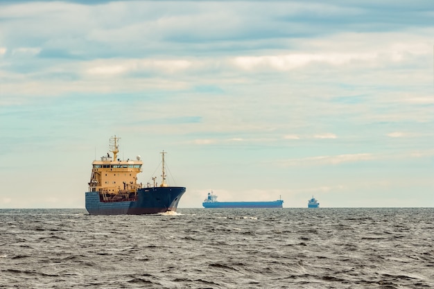 Foto buque de carga azul moviéndose desde el mar báltico