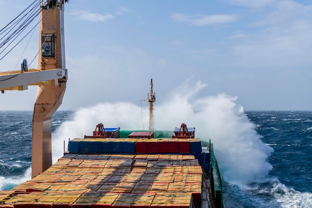 Buque de carga con carga en cubierta en mar tempestuoso Vista desde el puente de navegación Mar tempestuoso Mal tiempo Gale Mar embravecido