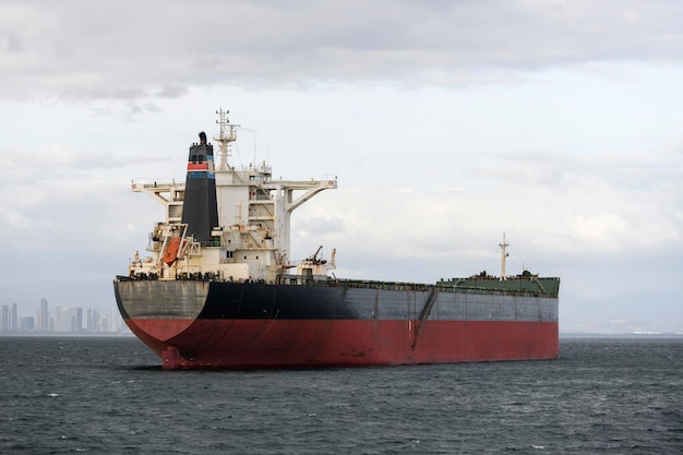 Buque de carga en la carretera Buque de carga a granel en el mar Negocios de importación y exportación de logística