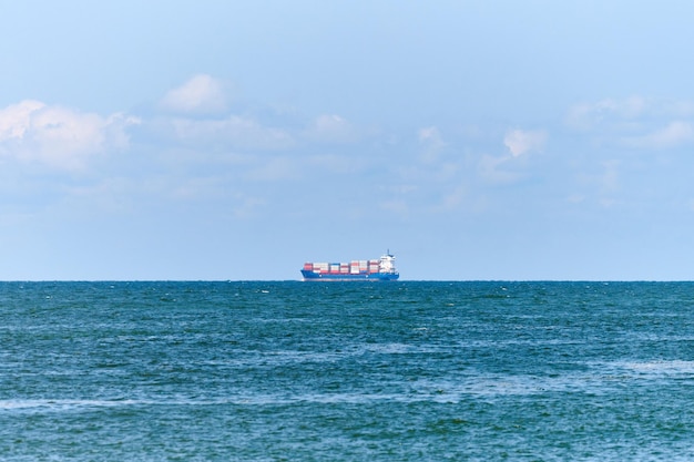 Buque de carga de contenedores, logística y transporte de comercio de importación y exportación, barco de carga de contenedores en mar azul abierto. Flete marítimo, transporte de mercancías, embarcación náutica