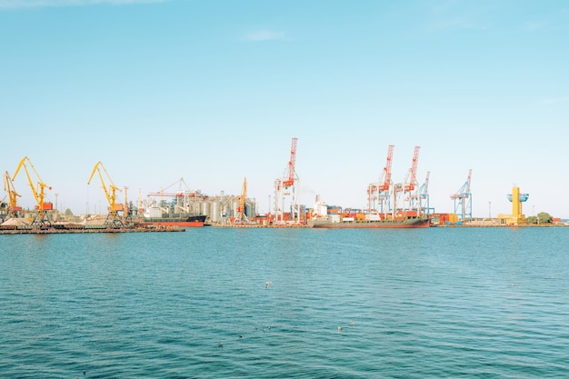 Foto buque de carga de contenedores en puerto industrial en logística y transporte de importación y exportación