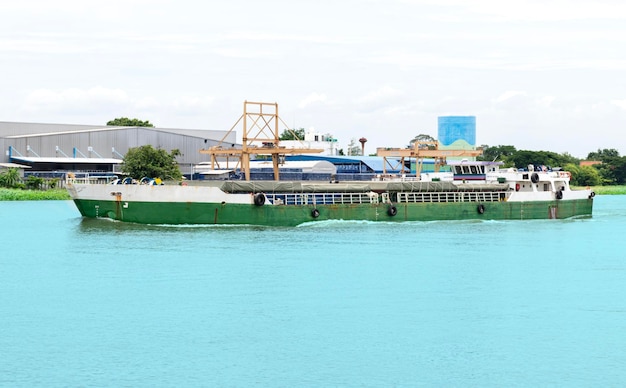 Buque de carga con fondo de muelle de fábrica industrial