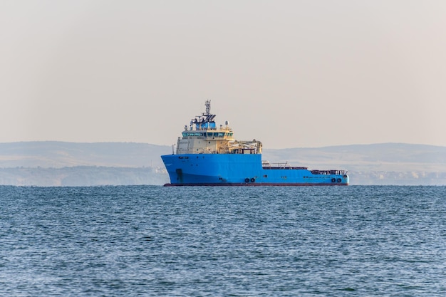 Buque de carga industrial, petrolero navegando en el mar