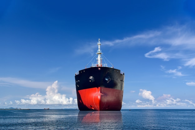 Foto buque de carga internacional en el mar