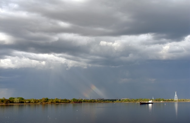 Buque de carga navega por el río Volga