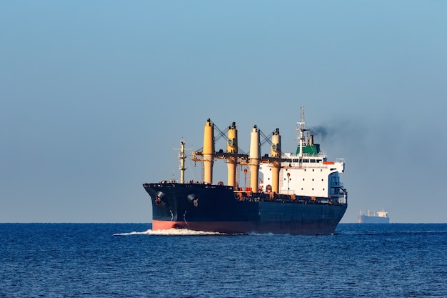 Buque de carga negro navegando desde el mar Báltico