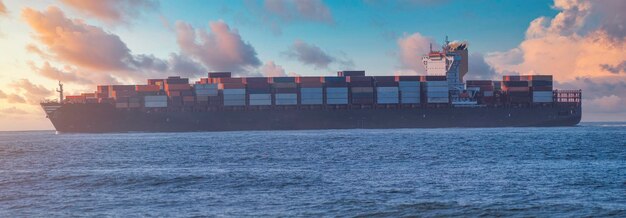 Buque de carga en el océano transporta contenedores