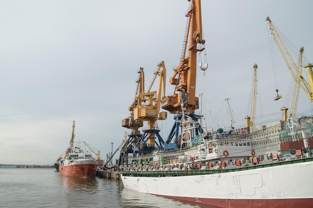 Buque de carga en el puerto de Montevideo