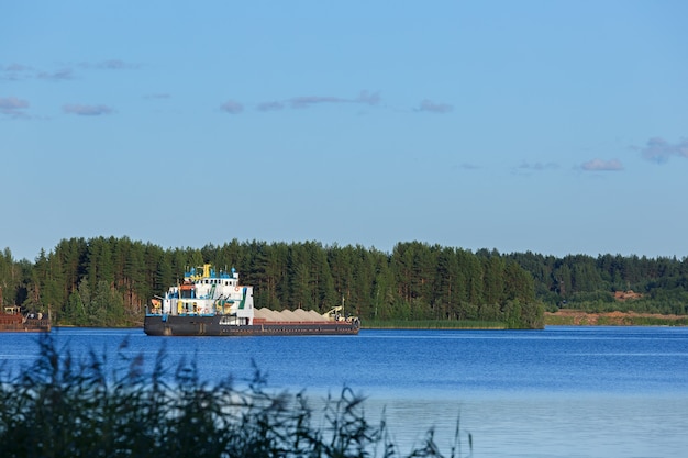 Buque de carga en el río en Rusia.