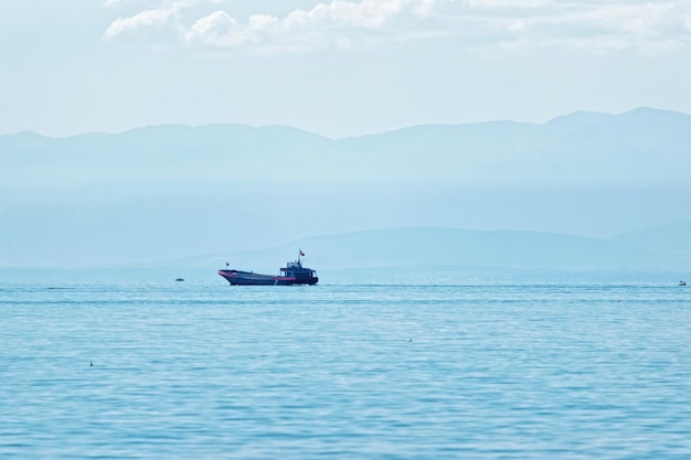 Buque de carga seca en el lago de Ginebra en el terraplén de Ouchy en Lausana, Suiza. personas a bordo