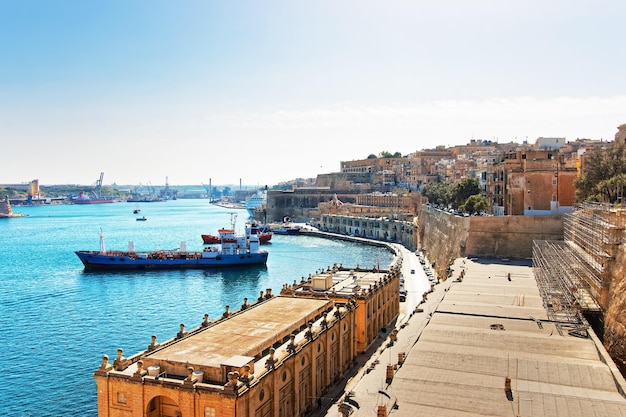 Buque de carga seca en el paseo marítimo de La Valeta de Grand Harbour, Malta