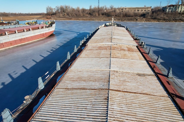 Buque de carga de transporte de carga Embarcación invernal de barcos en la desembocadura del río Volga