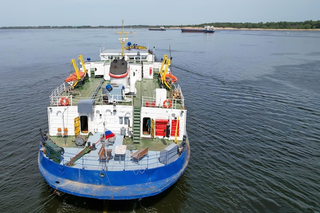 Buque de carga de transporte de carga en el río Volga transporta grano al puerto de Volgogrado Rusia