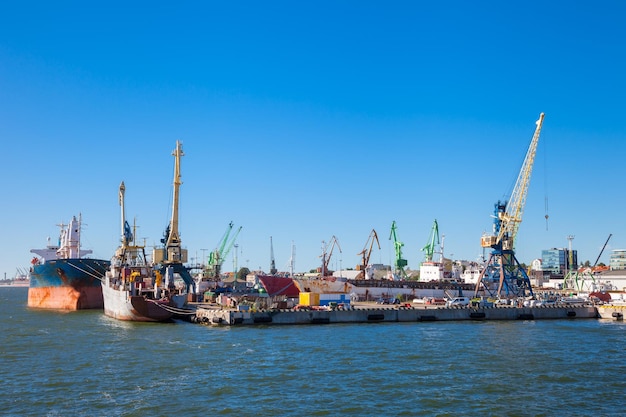 Buque cisterna y grúa de trabajo en el puerto de Klaipeda Lituania