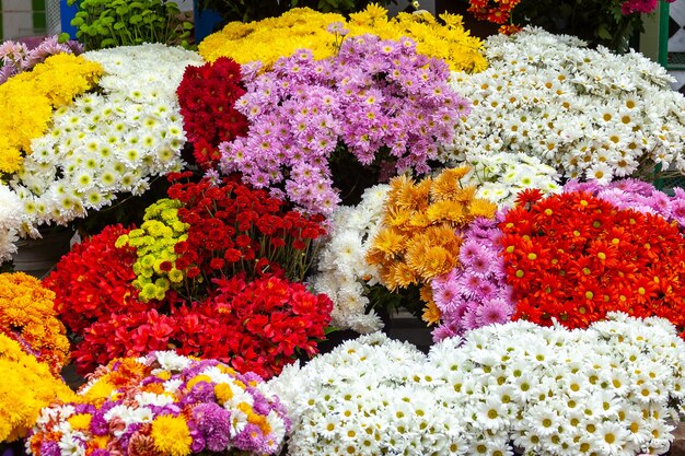 buquê colorido de flores desabrochando em um mercado ao ar livre