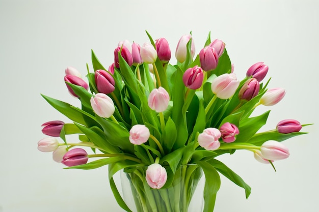 Buquê com buquê de flores de tulipa roxa e rosa