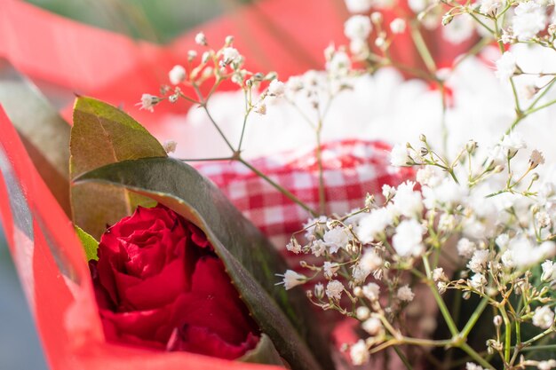 buquê com flores vermelhas closeup