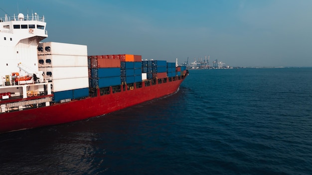 buque contenedor de carga que transporta en el mar para importar mercancías de exportación y distribuir productos