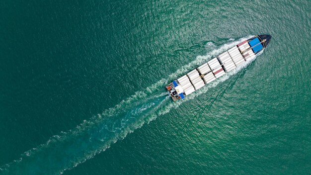 buque de contenedores de carga que navega a toda velocidad en el mar para importar mercancías de exportación