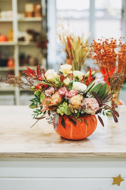 Buquê de arranjo de flores de outono DIY em abóbora no estúdio de floricultura