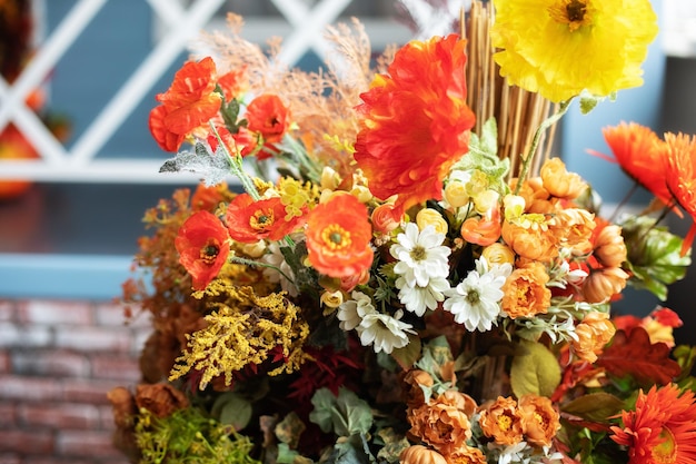 Buquê de arranjo floral outono de flores amarelas e laranja