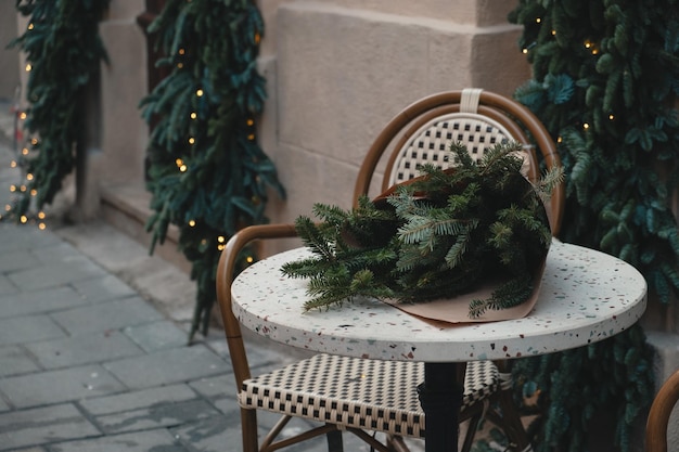 Buquê de árvore de natal na mesa