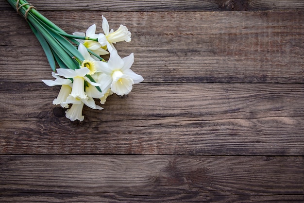 Buquê de branco com narcisos amarelos na mesa de madeira