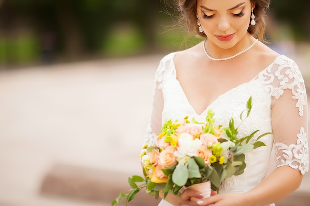 Buquê de casamento agradável na mão da noiva