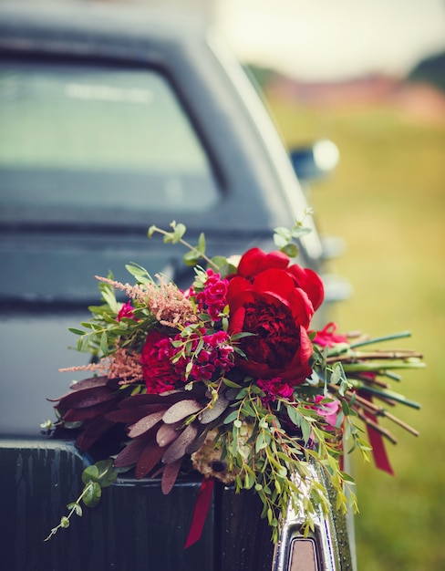 Buquê de casamento anexado em um pára-brisa do carro