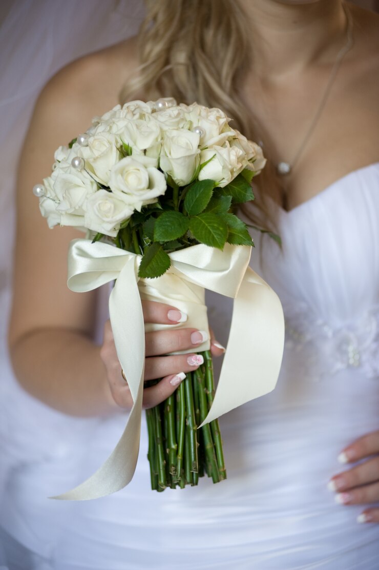 Foto buquê de casamento antes da cerimônia na igreja