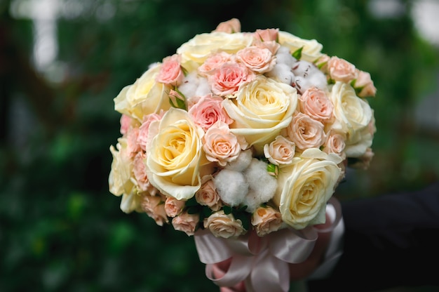 Buquê de casamento, buquê de lindas flores no dia do casamento