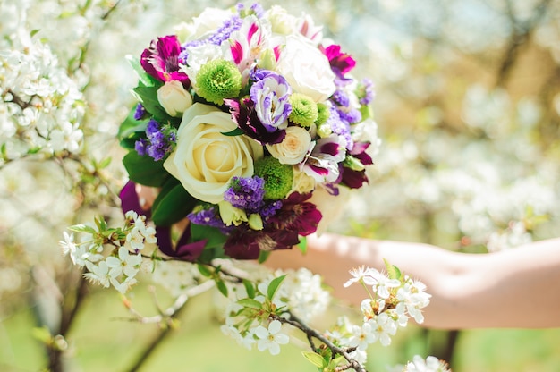 Foto buquê de casamento, buquê de lindas flores no dia do casamento