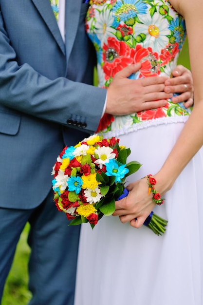 Buquê de casamento colorido nas mãos da noiva