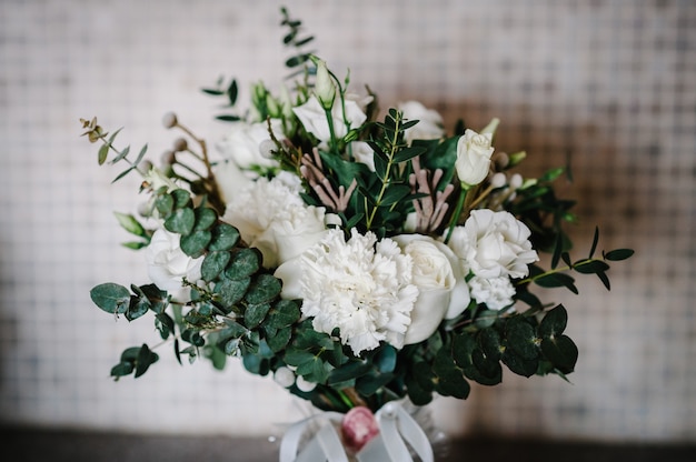 Buquê de casamento com flores brancas e folhagens