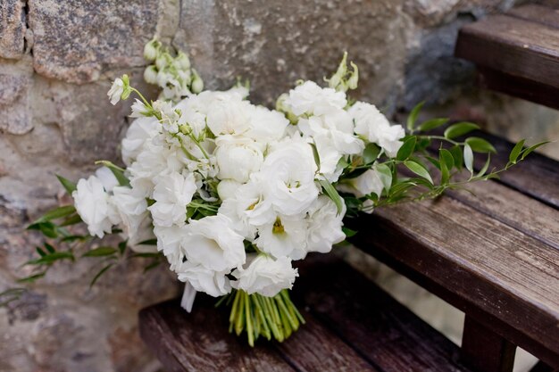 Buquê de casamento com flores brancas