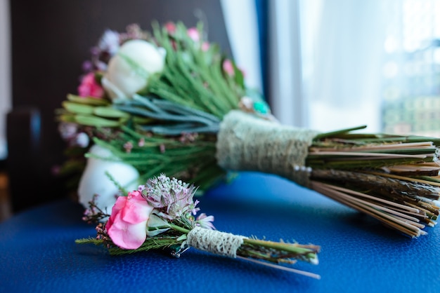 Buquê de casamento com flores rosa e casa de botão