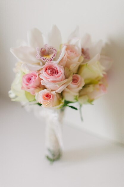 Buquê de casamento com orquídeas e rosas em fundo branco em estilo de belas artes