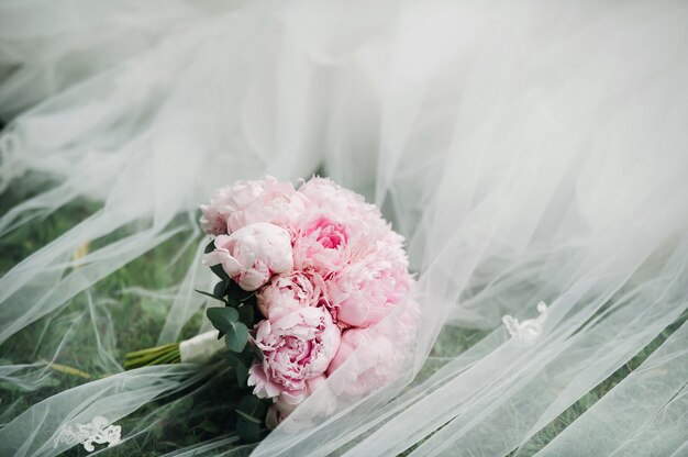 Buquê de casamento com peônias no casamento. Lindo buquê de flores.